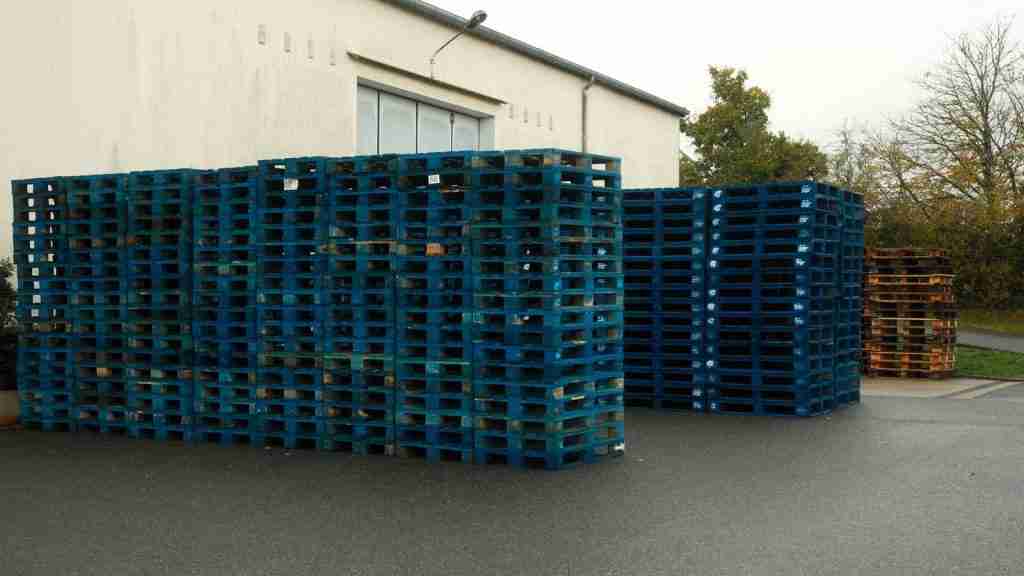 Palets de madera y plástico apilados listos para el envío